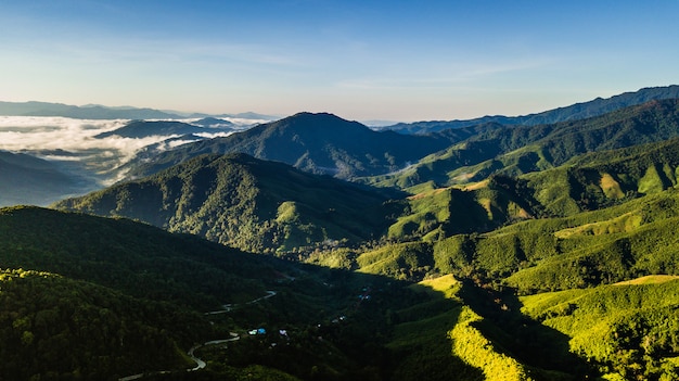 Hoge hoekmening van landschapsberg in Nan-provincie Thailand