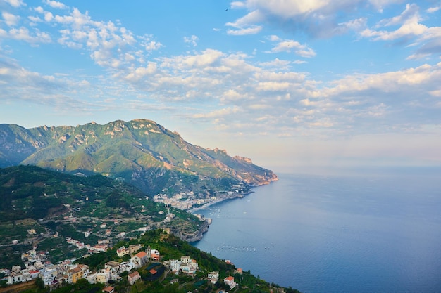 Hoge hoekmening van Minori en Maiori, Amalfikust, Italië.