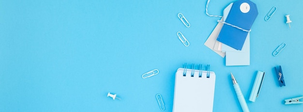 Hoge hoekmening van pen op tafel tegen blauwe achtergrond