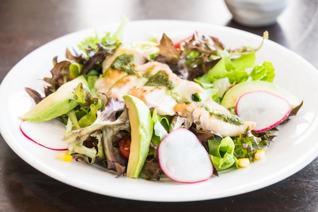 Hoge hoekmening van salade in plaat