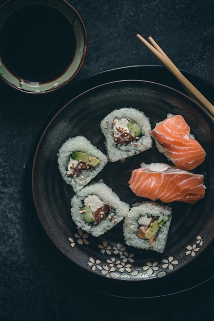 Hoge hoekmening van sushi in plaat