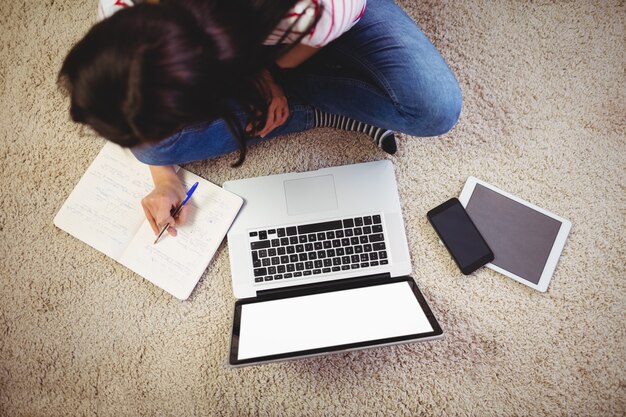 Hoge hoekmening van vrouw met laptop op deken