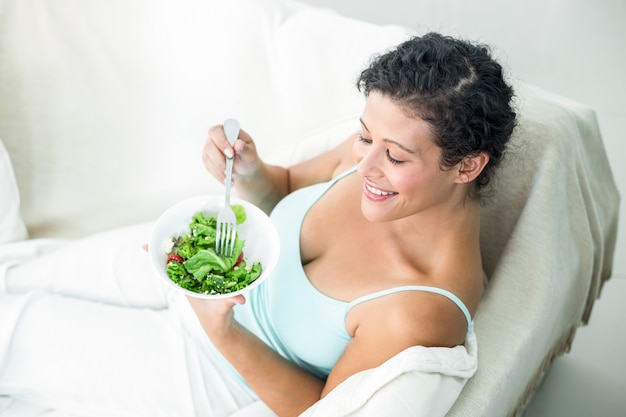 Hoge hoekmening van vrouw met salade