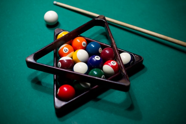 Hoge hoekopstelling met poolballen en plastic driehoeken