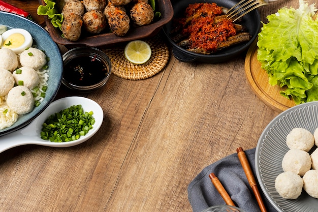 Foto hoge hoeksamenstelling van heerlijke indonesische bakso