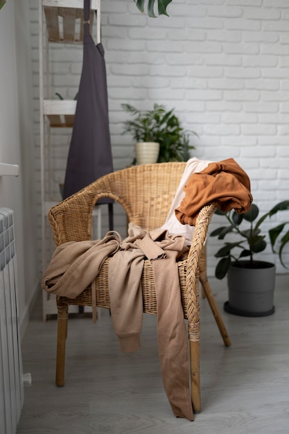 Foto hoge hoekstoel met kleding in woonkamer