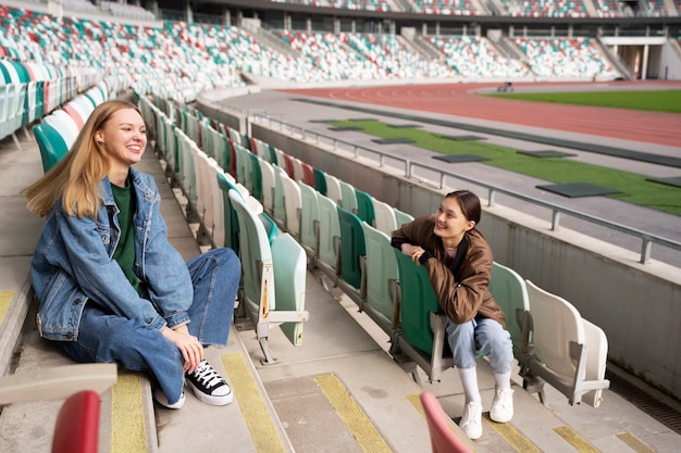 Foto hoge hoekvrouwen die op tribunes zitten