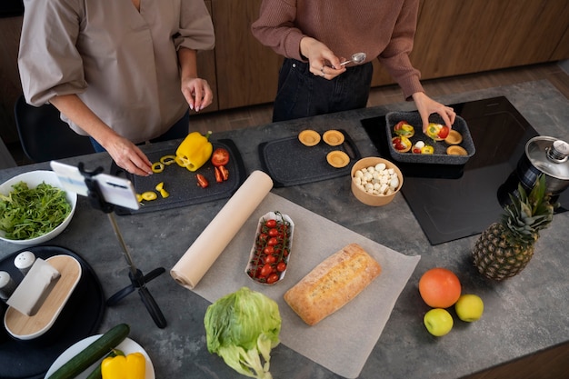 Foto hoge hoekvrouwen die samen koken