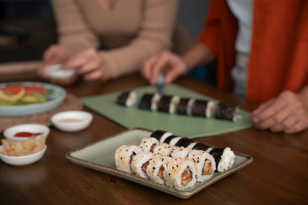 Foto hoge hoekvrouwen die sushi leren maken