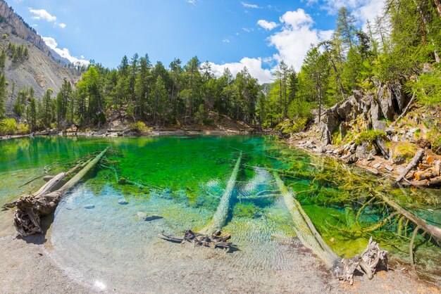 Hoge hoogte blauw alpien meer in zomer