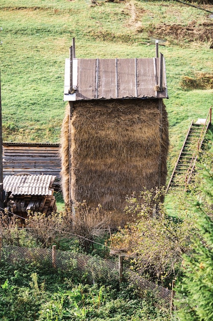 Hoge hooizolder met droog hooi. Landbouw. hooi voor vee.