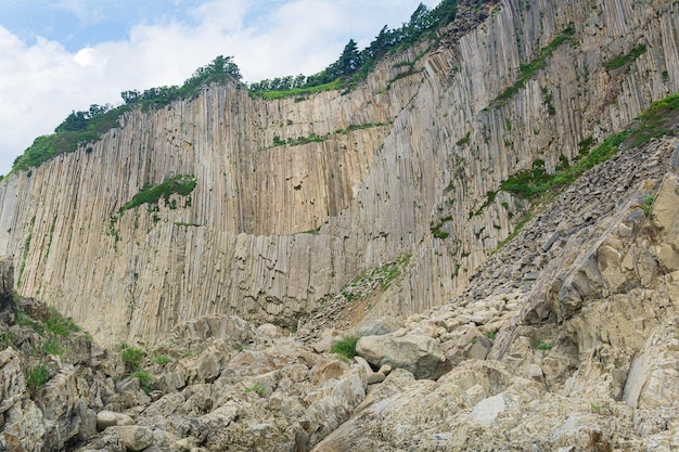 Hoge klif aan de kust gevormd door stenen zuilen kaap stolbchaty op het eiland kunashir
