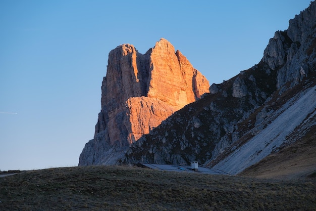 Hoge kliffen tijdens zonsondergang Dolomieten Alpen Italië Bergen en heldere luchten Uitzicht op bergen en kliffen Natuurlijk berglandschap Fotografie als achtergrond voor reizen