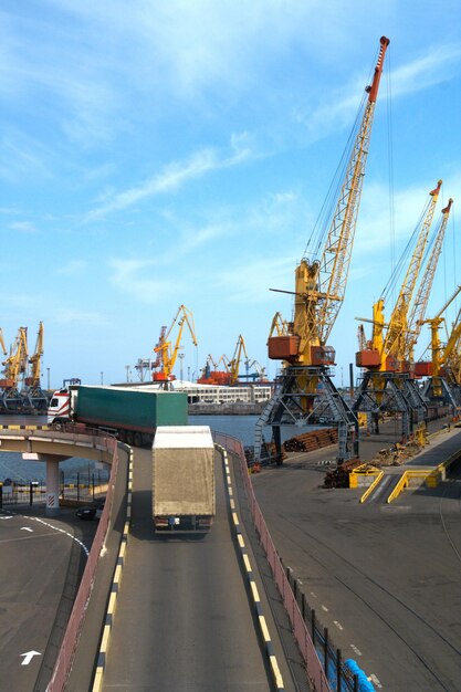 Hoge kranen en grote schepen afgemeerd aan de industriële zeehaven