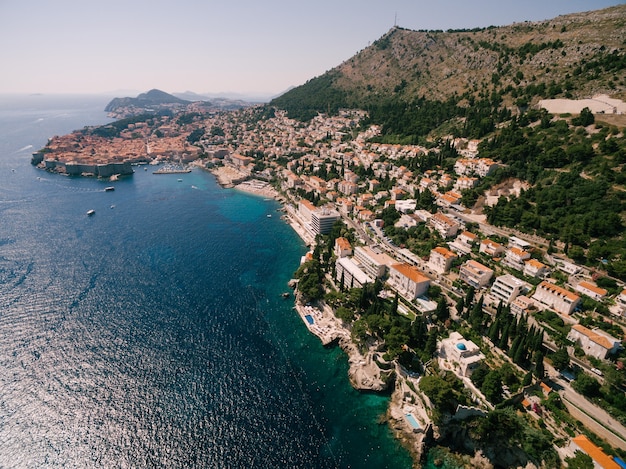 Hoge luchtfoto van een drone aan de kust van dubrovnik en de oude stad in kroatië