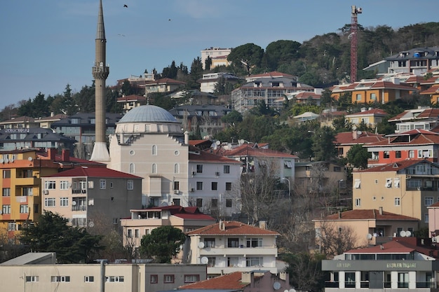 Hoge mening van moskee en woonplaatsen in de stad Istanboel