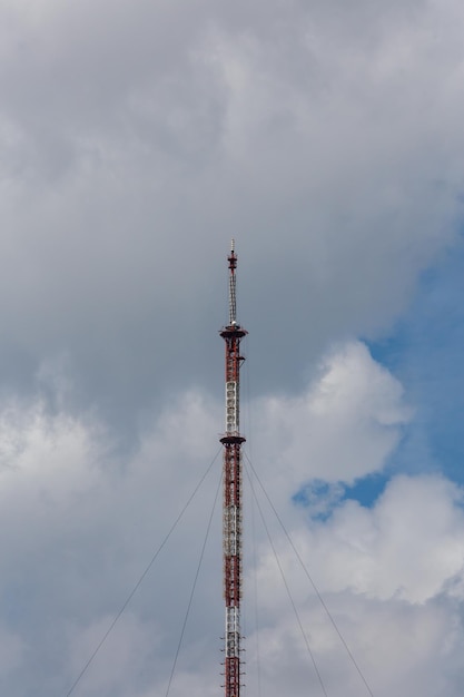 Hoge metalen frame televisietoren op bewolkte hemel daglicht achtergrond