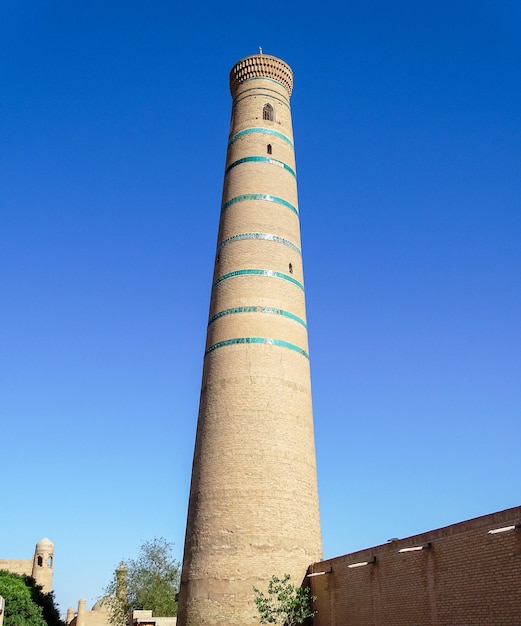 Hoge minarettoren in de oude stad in Xiva