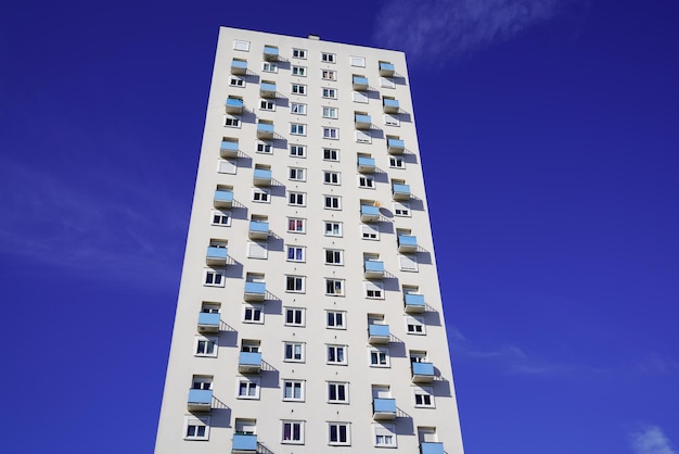 Hoge moderne witte gevel gebouw over blauwe lucht met balkon in city