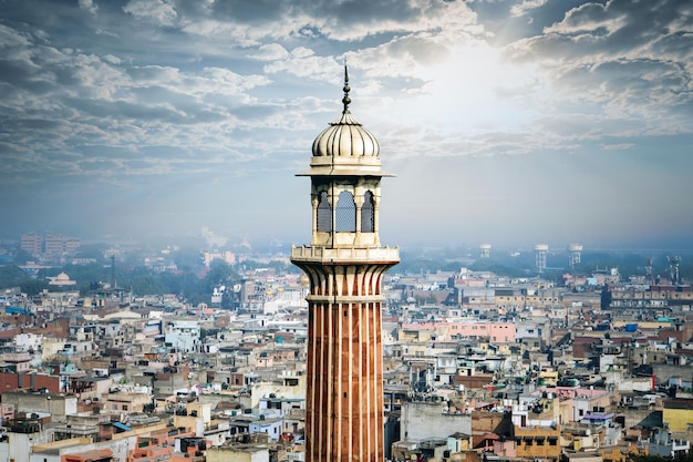Hoge moskee in de oude stad Religieus gebouw Minaret op de achtergrond van een prachtige dramatische hemel met wolken en heldere zonnestralen