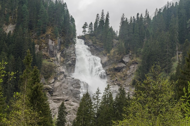 Hoge prachtige waterval