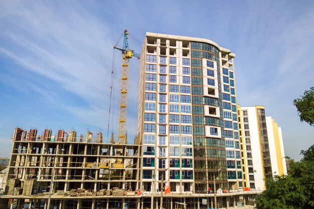 Hoge residentiële flatgebouw in aanbouw. Vastgoed Ontwikkeling.