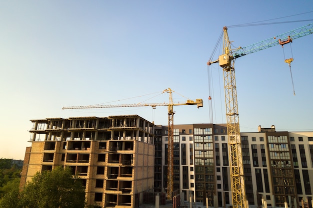 Hoge residentiële flatgebouwen met meerdere verdiepingen in aanbouw.