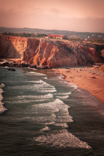 Hoge rode kliffen rond de kaap van sao vicente in de zuidwestelijke hoek van portugal, in de algarve