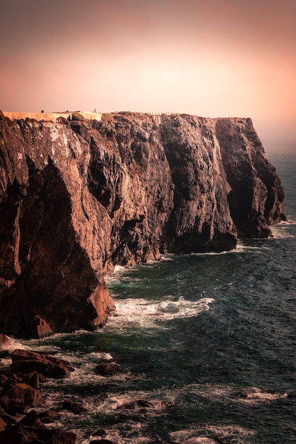 Hoge rode kliffen rond de kaap van Sao Vicente in de zuidwestelijke hoek van Portugal, in de Algarve