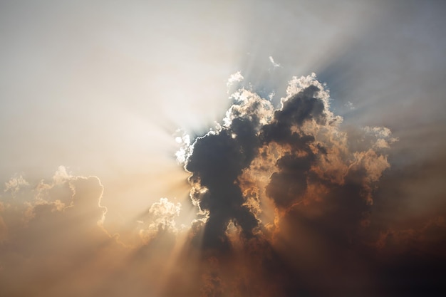 Hoge rode zon alsof hij ondergaat door een rookwolk van een nabijgelegen vuur