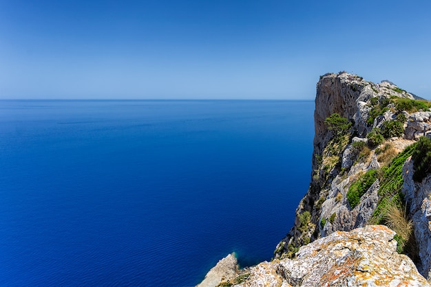 Hoge rotsachtige klifrand uitzicht op Formentor schiereiland, Mallorca