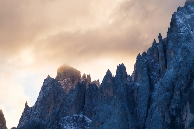Hoge rotsen tijdens zonsondergang Dolomieten Alpen Italië Bergen en bewolkte luchten Uitzicht op bergen en kliffen Natuurlijk berglandschap Fotografie als achtergrond voor reizen