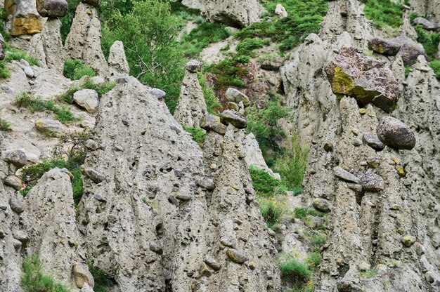 Hoge rotsformatie met stenen keien aan de top, staande aan de zijkant van een heuvel. Stenen paddestoelen, Altai, Siberië, Rusland.