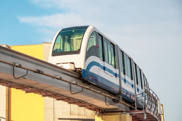 Hoge snelheid metro trein op een brug arriveert op het station.