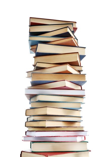Hoge stapel boeken geïsoleerd op wit