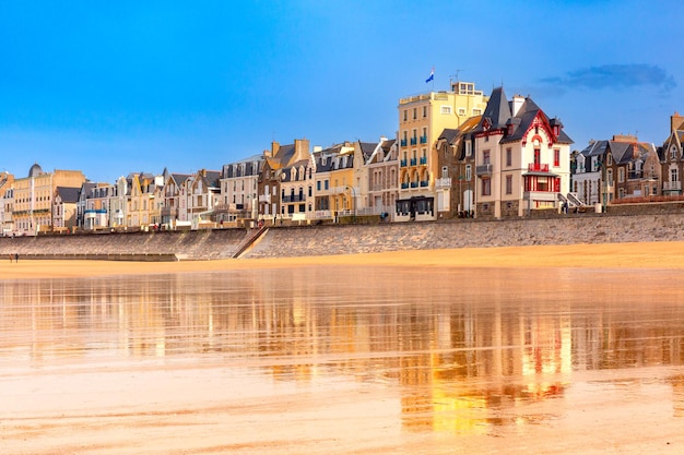 Hoge stenen dijk en strand bij eb in het prachtige Saintmalo Brittany Frankrijk
