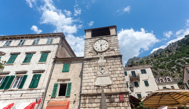 Hoge stenen torenklok in de stad Kotor, Montenegro