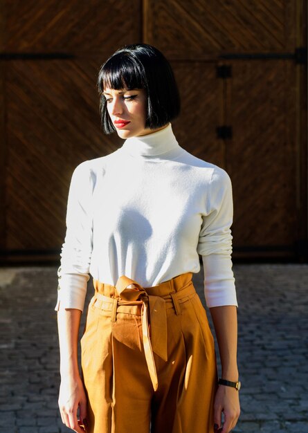 Hoge taille. Vrouw aantrekkelijke brunette modieuze outfit. Vrouwelijkheid en benadrukken vrouwelijke figuur. Meisje make-up gezicht draagt losse hoog getailleerde broek. Broeken met hoge taille keren steeds terug op de catwalk.