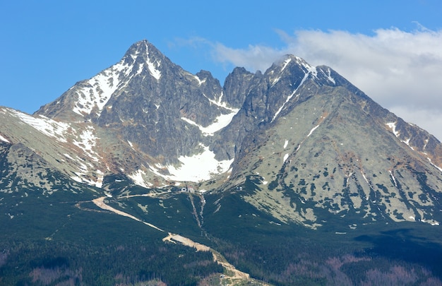 Hoge Tatra lente weergave met sneeuw op de berghelling (Slowakije)