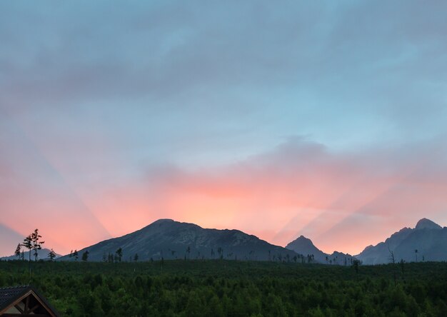 Hoge Tatra zomer roze zonsondergang bergzicht