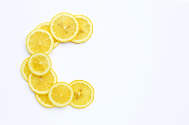 Foto hoge vitamine c, letter c gemaakt van plakjes citroen geïsoleerd op een witte achtergrond.