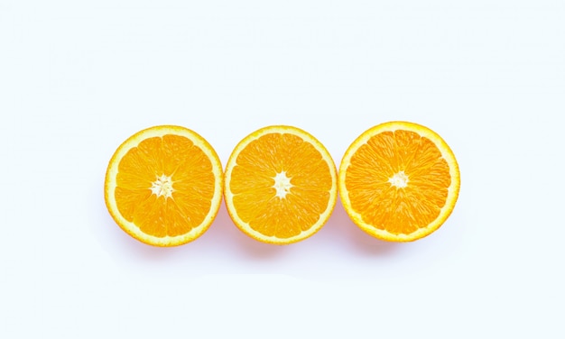 Hoge vitamine C, sappig en zoet. Vers oranje fruit geïsoleerd.