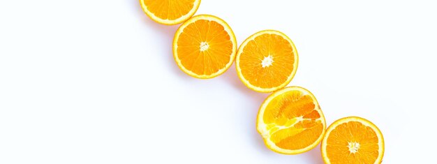 Hoge vitamine C Sappig en zoet Vers oranje fruit op wit