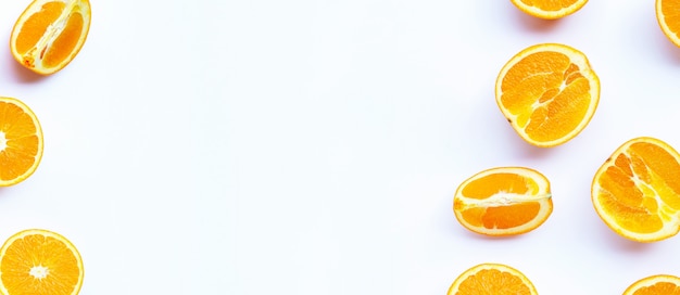 Hoge vitamine C, sappig en zoet. Vers oranje fruit op wit.