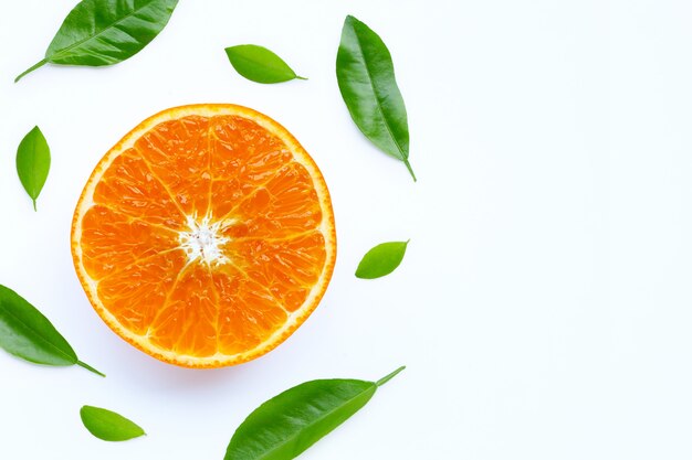 Hoge vitamine C, sappig en zoet. Vers oranje fruit