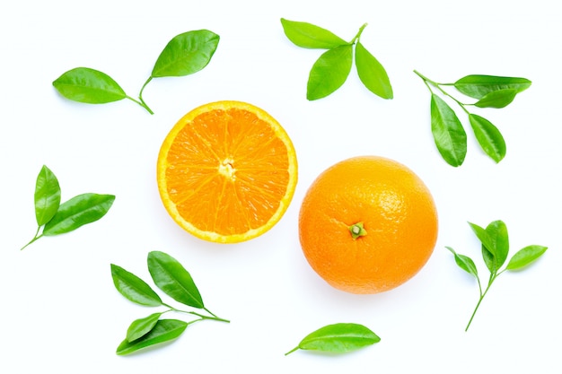 Hoge vitamine C, sappig oranje fruit met bladeren op witte achtergrond.