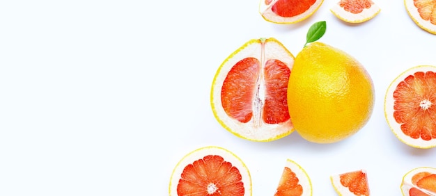 Hoge vitamine C Sappige grapefruit op wit