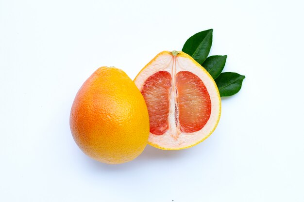 Hoge vitamine C. Sappige grapefruit op wit.