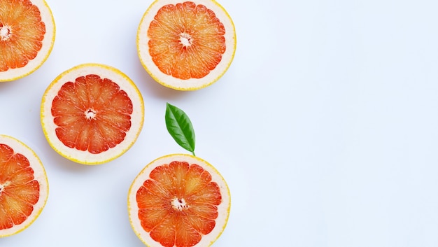 Hoge vitamine C. Sappige grapefruit op witte achtergrond.