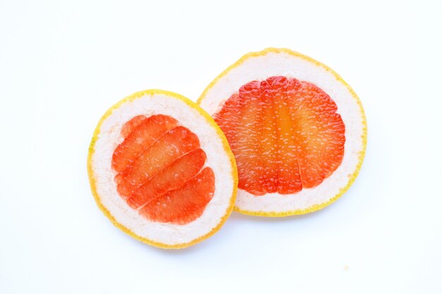 Hoge vitamine C. Sappige grapefruitplakken op wit.